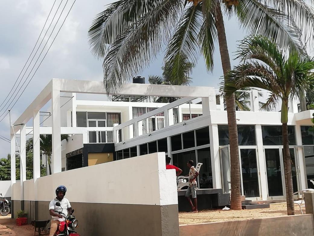 Saara Beach Hotel Marawila Exterior foto