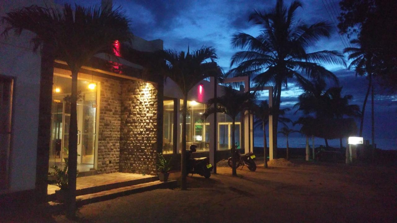 Saara Beach Hotel Marawila Exterior foto