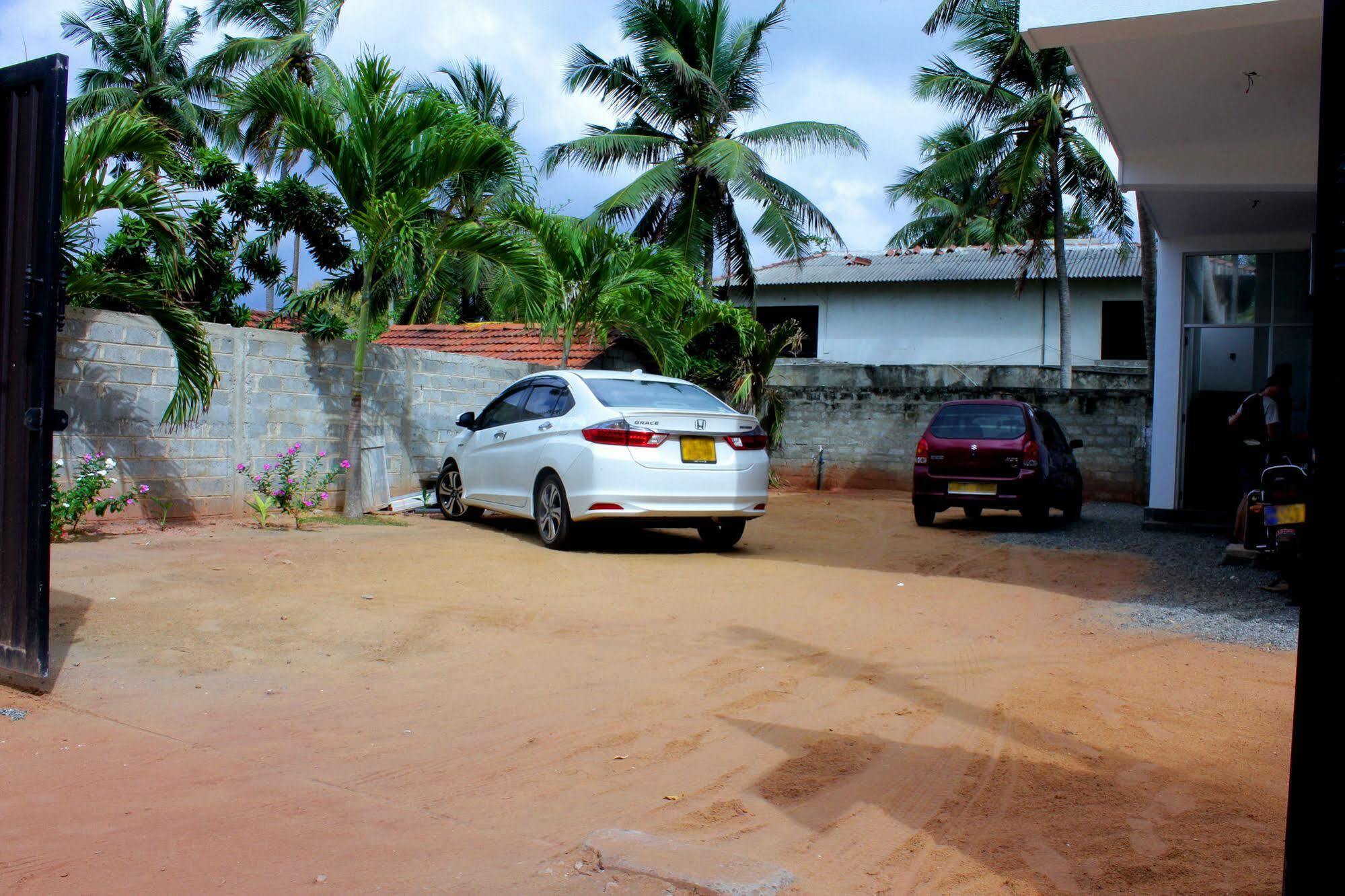 Saara Beach Hotel Marawila Exterior foto
